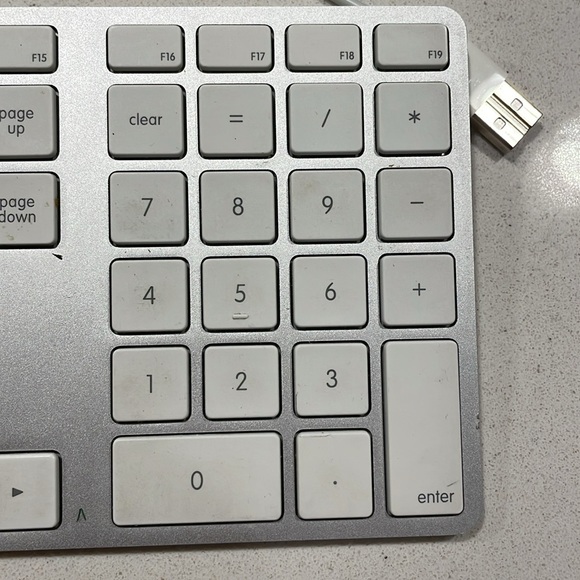Wired Apple Keyboard with numeric pad - Picture 6 of 10